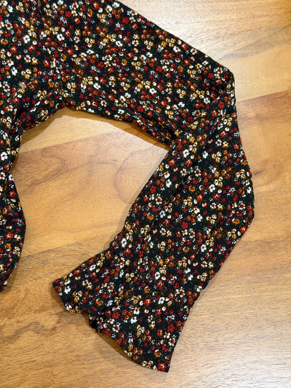 Sadie & Sage Black Floral Twist-Front Long Sleeve Crop Top Size Medium - Picture 7 of 9